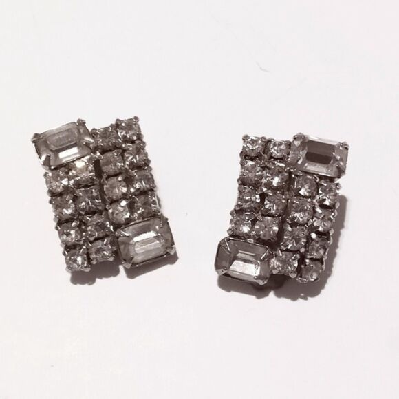 Vintage Mid Century Prong Set Clear Rhinestone Clip Earrings - Picture 5 of 6